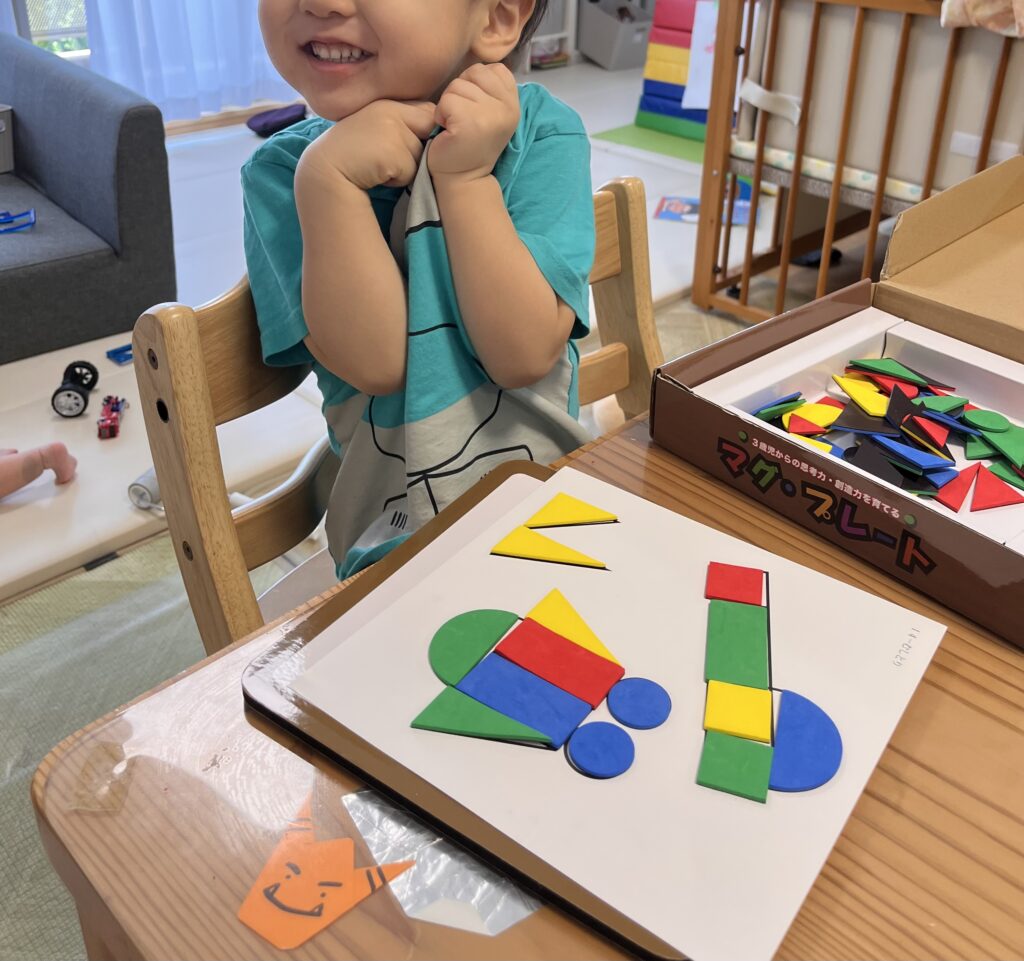 ご家庭でマグ・プレートに取り組むお子さま